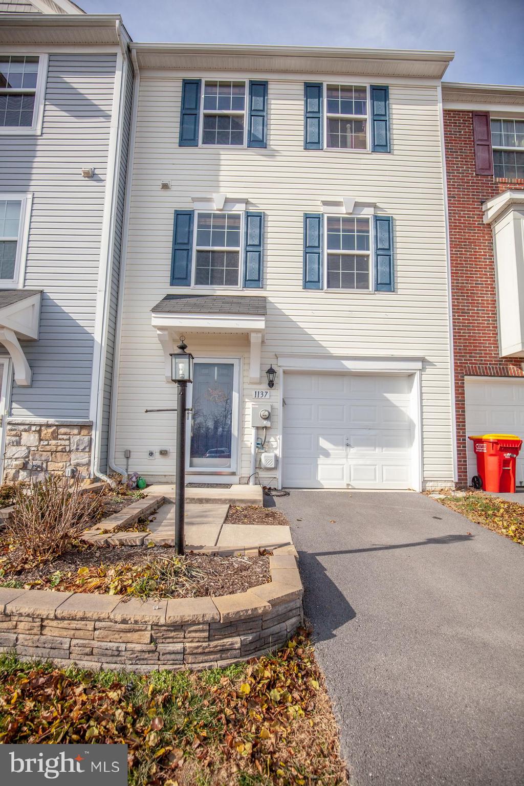 LAKELAND PLACE - Residential Lease