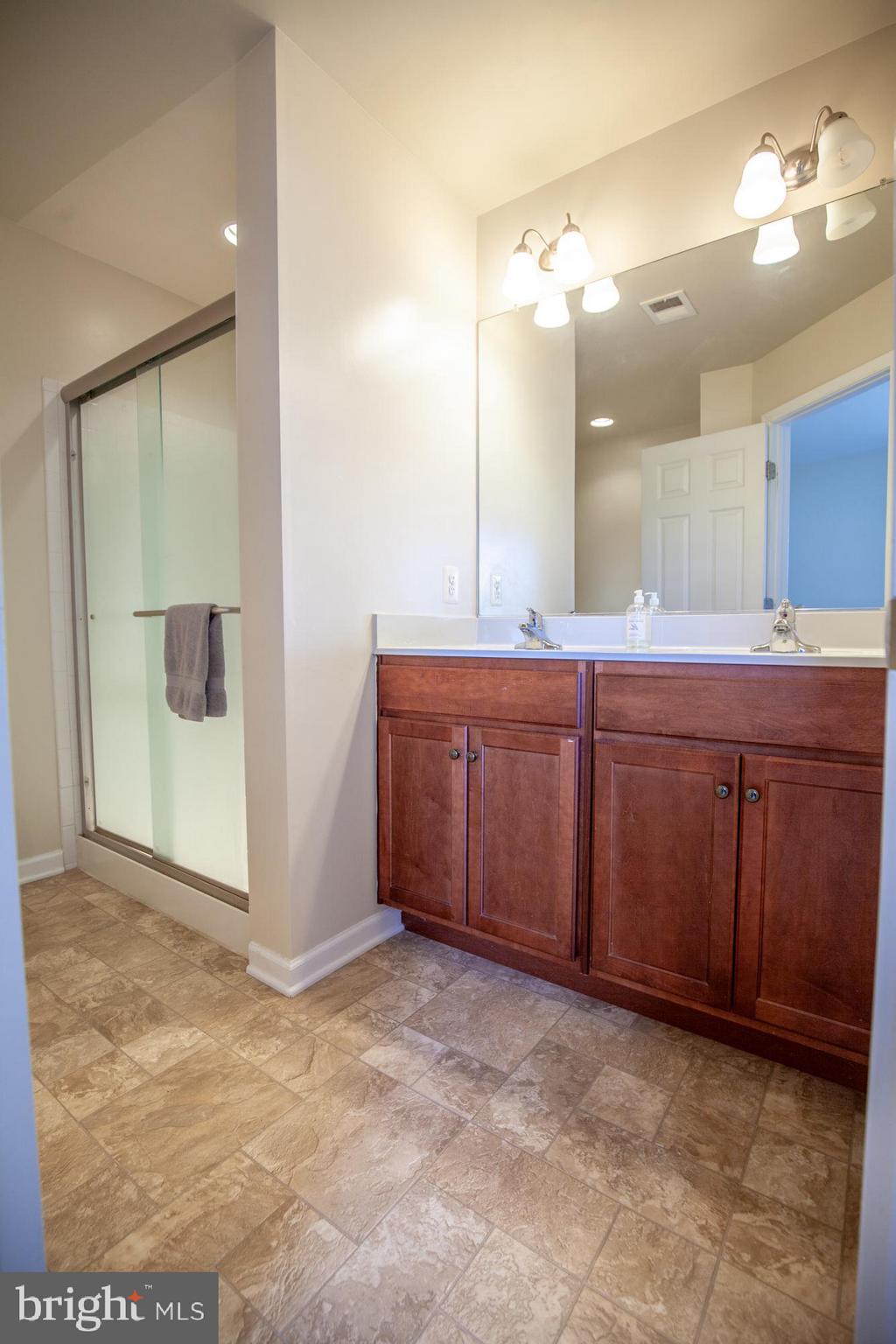 LAKELAND PLACE - Residential Lease