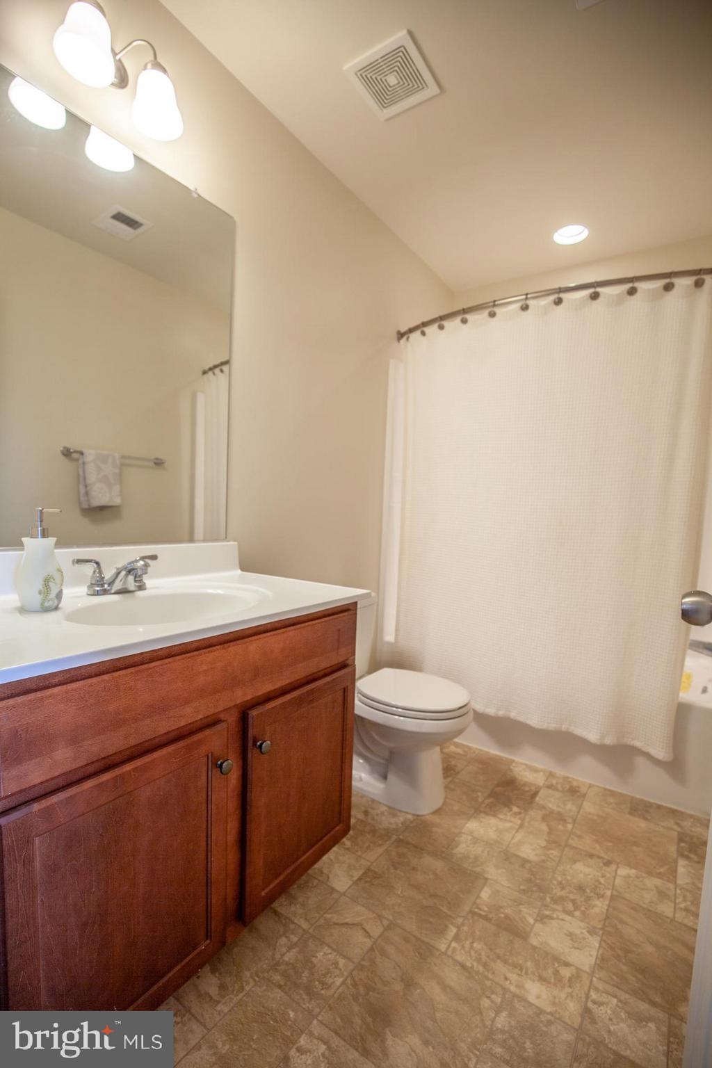 LAKELAND PLACE - Residential Lease