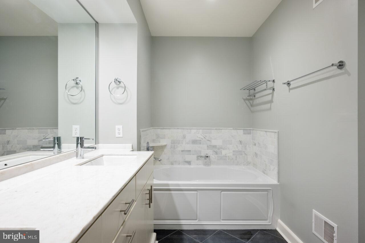 900 NORTH WASHINGTON STREET CONDOMINIUMS - Residential Lease