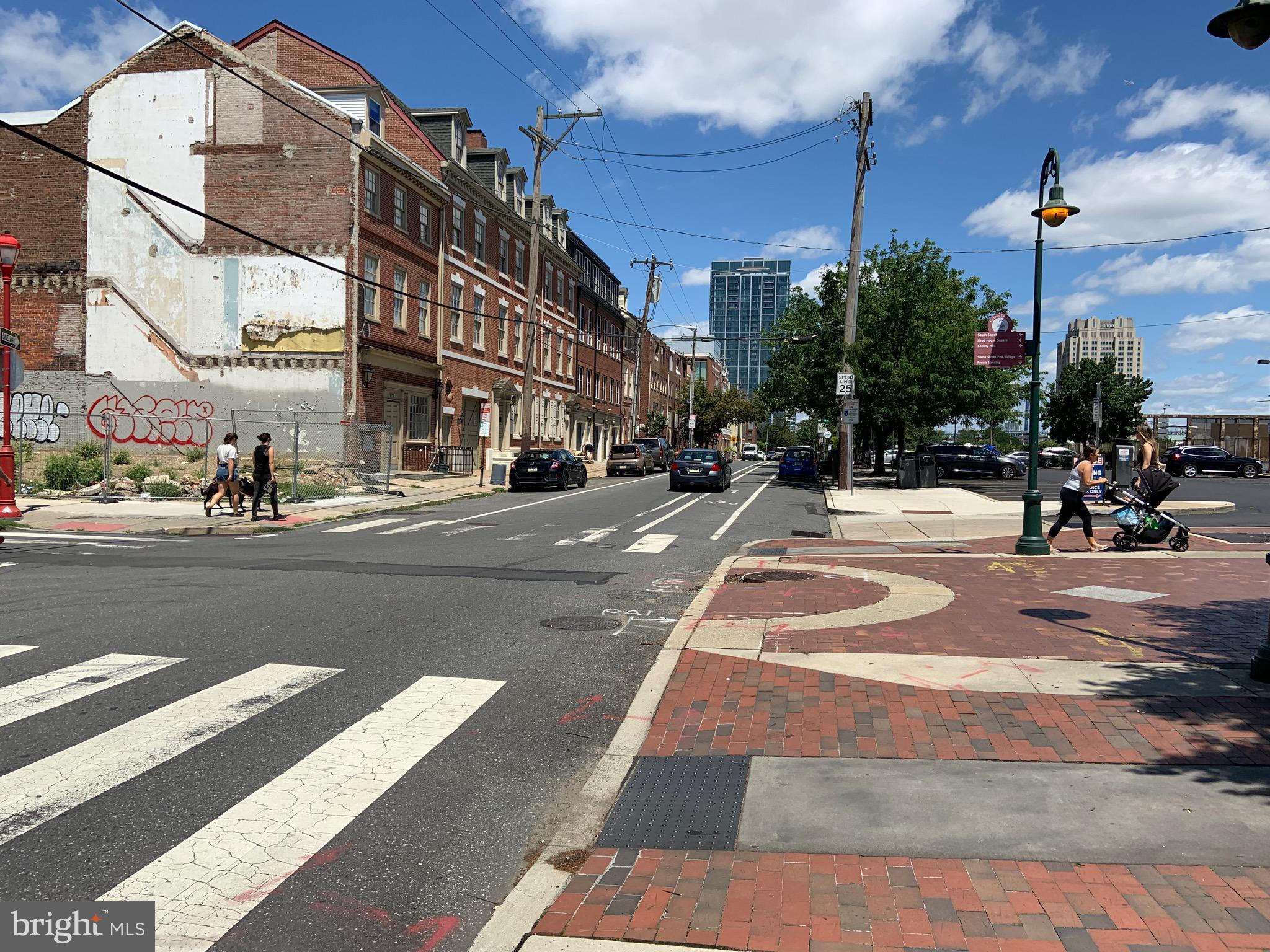 QUEEN VILLAGE - Land