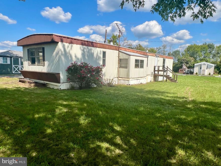 This 2 Bedroom/2 Bathroom manufactured home is situated in Fabric Trailer Park. Featuring a bright, open concept design with living area, kitchen, separate dining area, full sized washer and dryer, and full bath.
The primary bedroom features two closets, and a bath with soaking tub and separate shower.
Window units for cooling are included.
Pets are a Case by Case basis.
Additional monthly costs include Renter's insurance ($15.00/ month).
EHO.