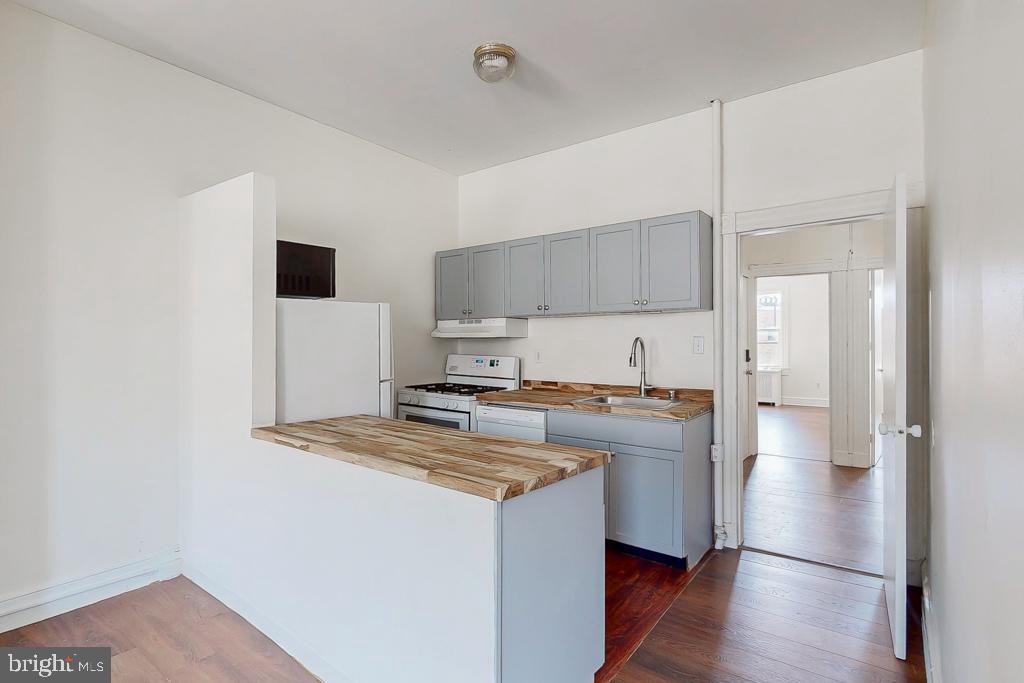 929 North Calvert offers a recently rehabbed living space with an open floor plan, high ceilings, and hardwood floors. Enjoy the convenience of in-unit storage, ceiling fans, and an updated eat-in kitchen equipped with a gas stove/oven, dishwasher, and refrigerator. Building features include radiator heat, window-unit AC, free on-site laundry, and cable readiness. Located in a vintage, small building with a walkscore of 90+, it's situated in a highly walkable area. Lease terms are negotiable for pets, and tenants are responsible for gas, electric, water, and sewer. The lease is for one year.
