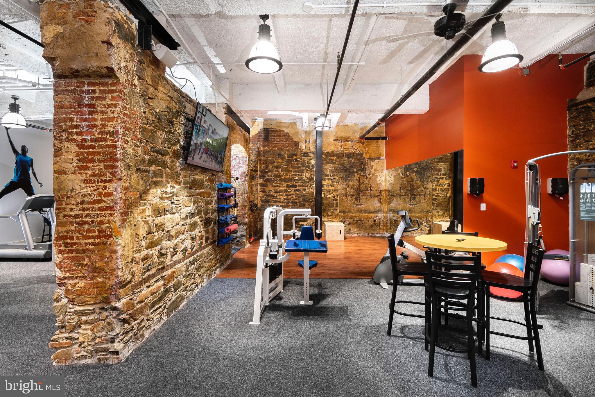 DOWNTOWN - Residential Lease