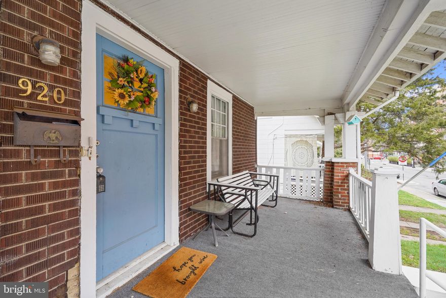 Conveniently located 1 bedroom 1 bathroom unit in Clarendon! Short distance to clarendon metro, shopping and dining. Open floor plan living/dining combo. Bedroom with large walk-in closet. Carpet throughout. Available now.