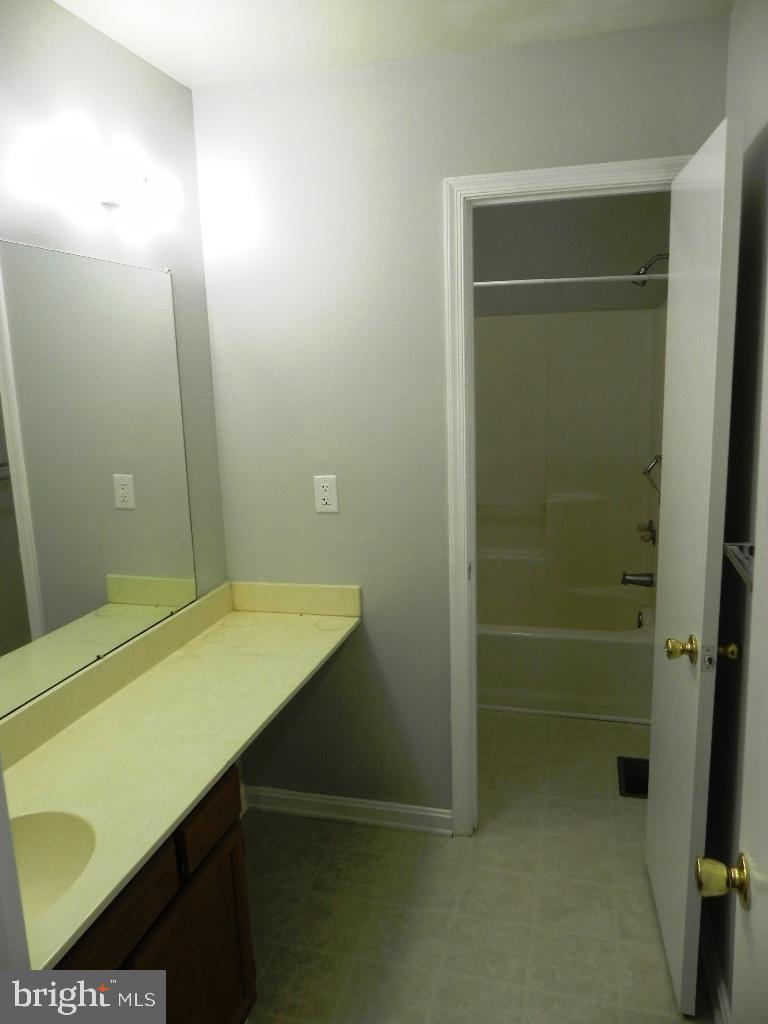 TANGLEWOOD TOWNHOMES SUB - Residential Lease