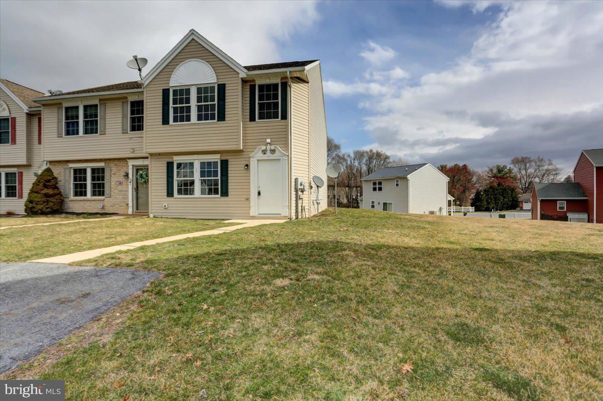 END UNIT TOWNHOUSE!  This beauty features 3 bedroom; 2.5 bath; open floor plan with combo Kitchen/dining; LVT flooring in the living room; master bedroom and bath; outdoor patio and extra off street parking!  This will make a GREAT home to make your very own!