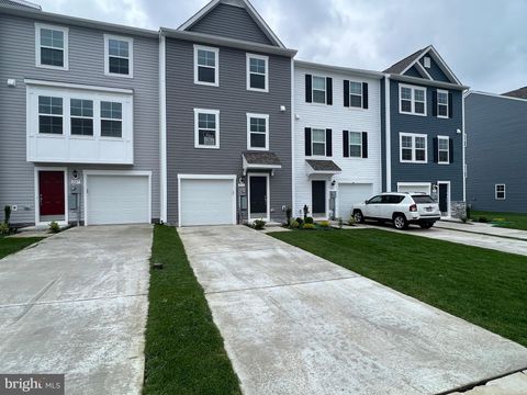 211 CLIFTON MANOR FALLING WATERS WV 25419