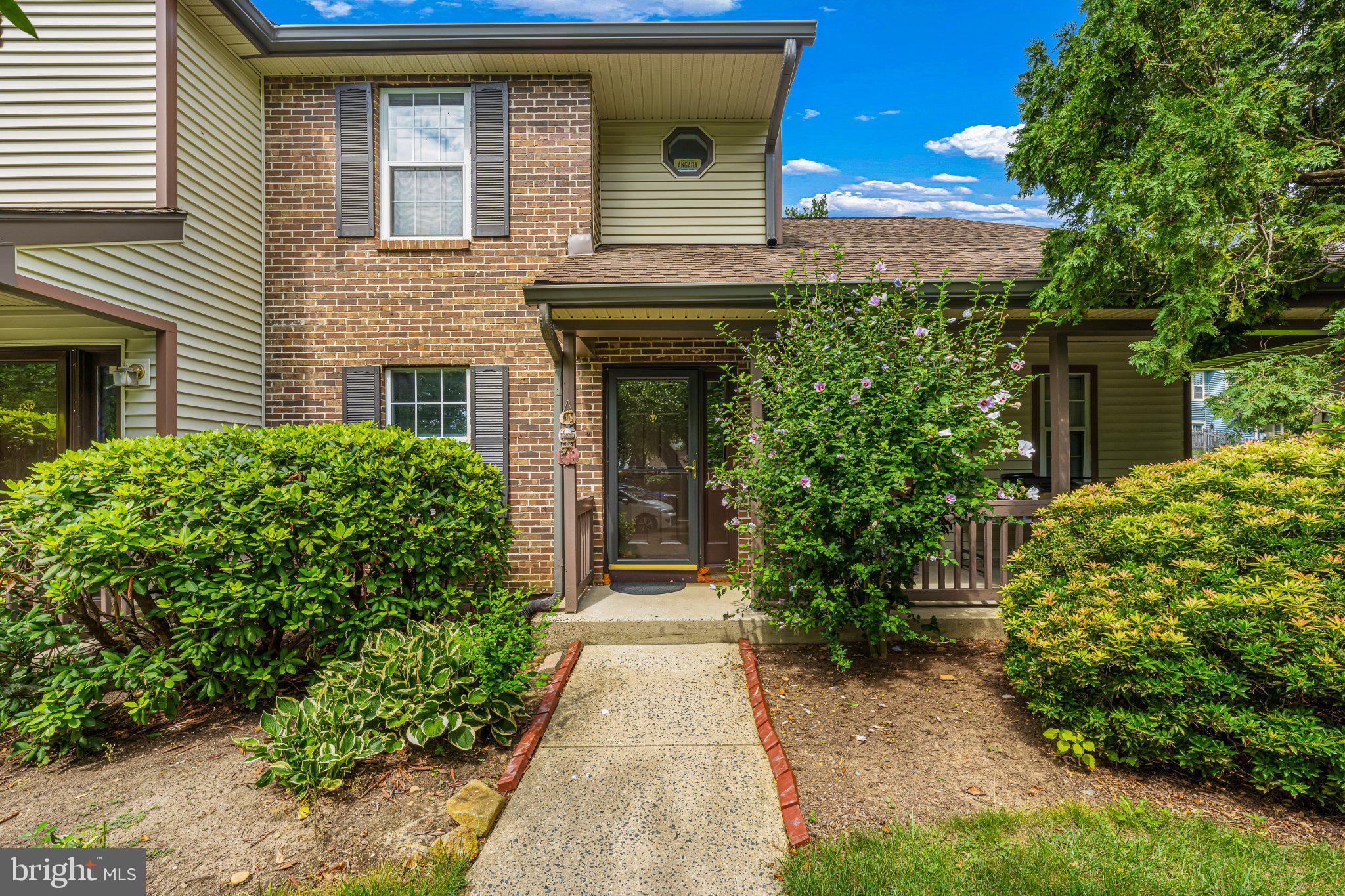1212 HOLLY COURT