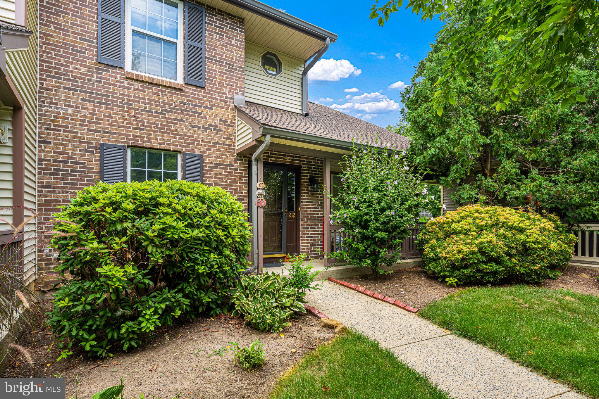 1212 HOLLY COURT
