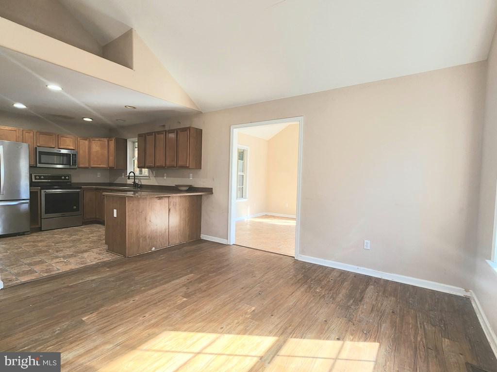 CAPTAIN'S COVE - Residential