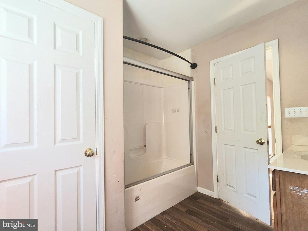 CAPTAIN'S COVE - Residential