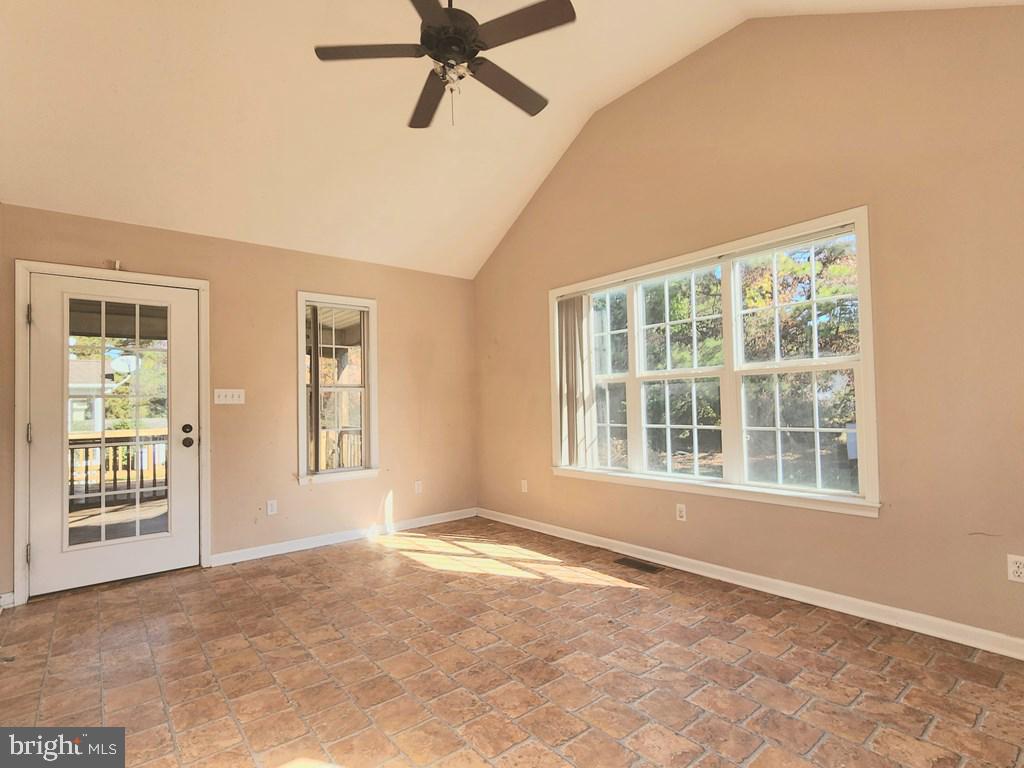 CAPTAIN'S COVE - Residential