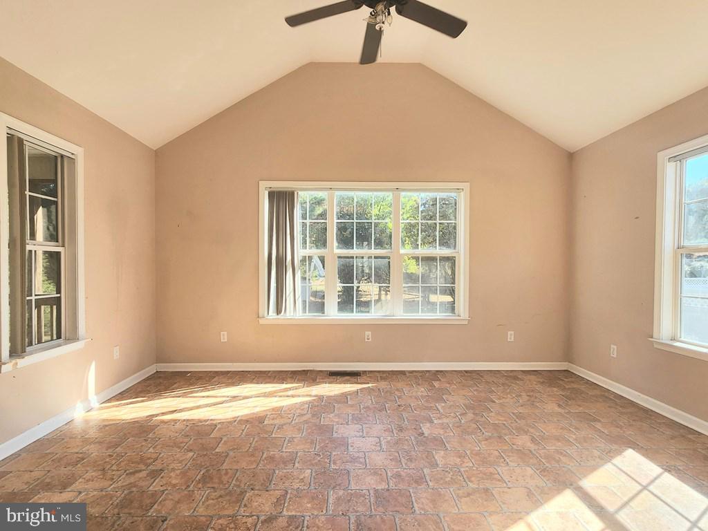 CAPTAIN'S COVE - Residential