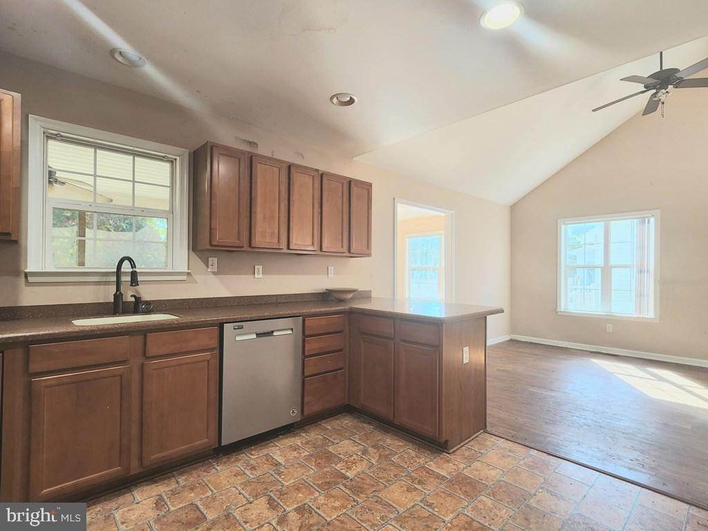 CAPTAIN'S COVE - Residential