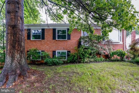 Photo of 5256 Medwick Court, WOODBRIDGE, VA 22193 (MLS # VAPW2129198)