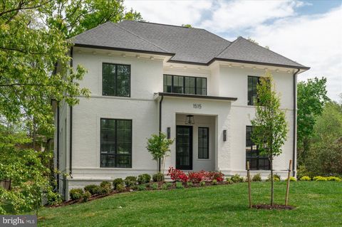 Photo of 1515 Crestwood Lane, MCLEAN, VA 22101 (MLS # VAFX2305892)