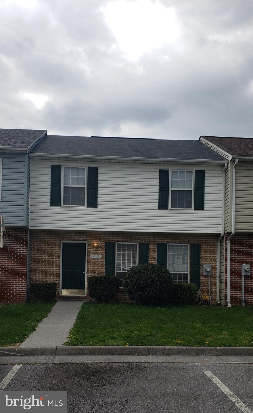 Roomy, clean and ready to move in! This townhouse is located in a great commuter location.  Open kitchen, fenced yard with storage shed --master has own bath!  Great value here.