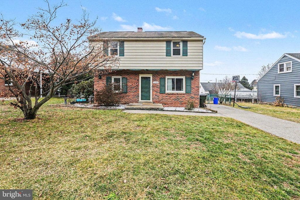 Photo of 1330 Canterbury Lane, YORK, PA 17406 (MLS # PAYK2098880)