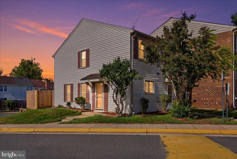 Townhouse For Sale - 13831 Claret Court<br/> CHANTILLY, VA 20151