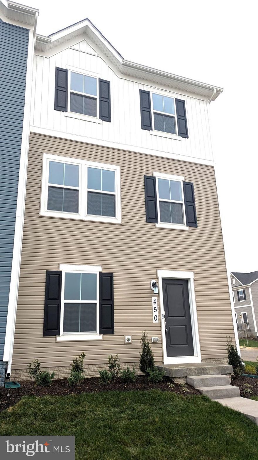 🏡 Brand-New End-Unit Townhome for Rent in Ranson, WV – Lancaster Model by Lennar!
Discover luxury townhome living in the highly sought-after Red Clover community! This brand-new, 3-bedroom, 4-bathroom, 1,762 sq. ft. end-unit home is thoughtfully designed with modern finishes and an open-concept layout perfect for today’s lifestyle.
✔ Chef’s kitchen with quartz countertops, stainless steel appliances, and a large island
✔ Spacious primary suite with walk-in closet & spa-inspired en-suite bath
✔ Fully finished lower level with a full bath—perfect for a home office or rec room
✔ End-unit advantage—extra privacy, more windows & abundant natural light
✔ Prime location—close to shopping, dining, and major commuter routes
Move-in ready and packed with premium features, this home is an opportunity you don’t want to miss! 📞 Contact us today to schedule a tour!