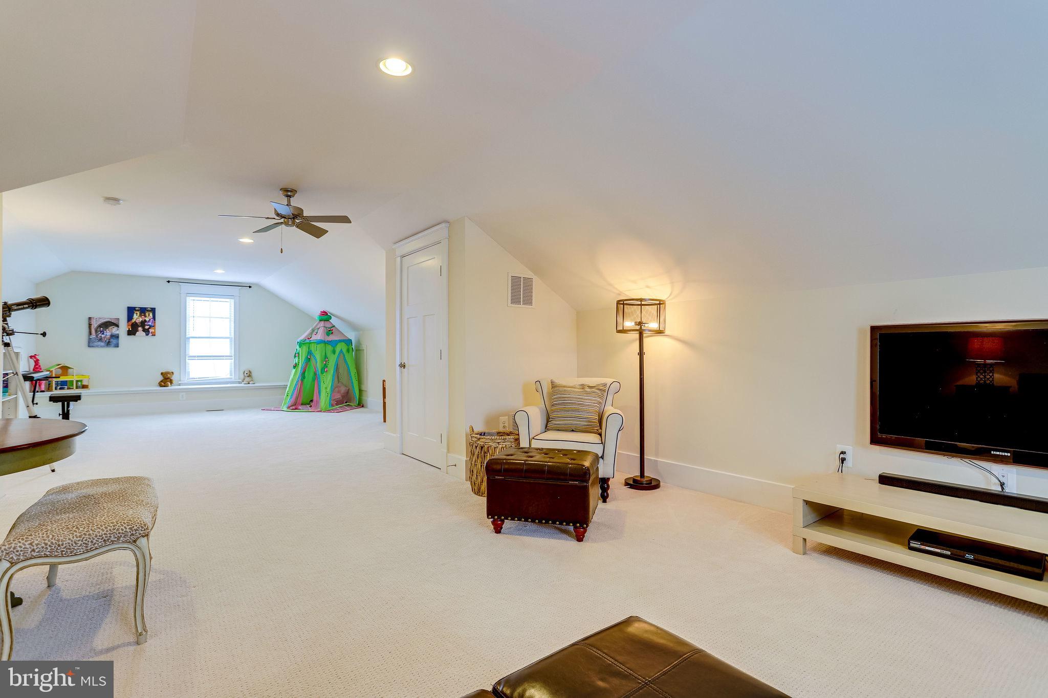 THE WILLIAMSBURG - Residential