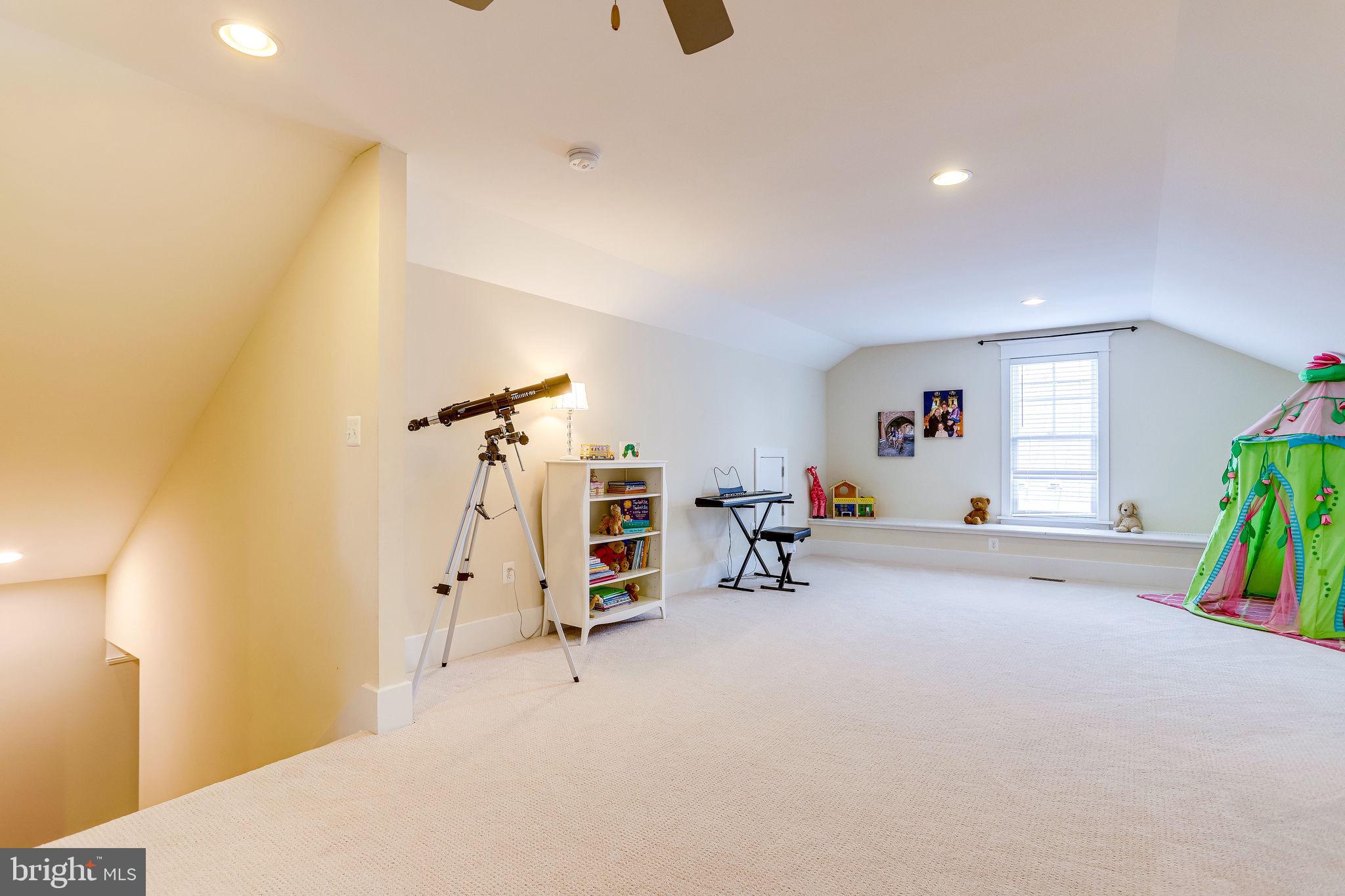 THE WILLIAMSBURG - Residential