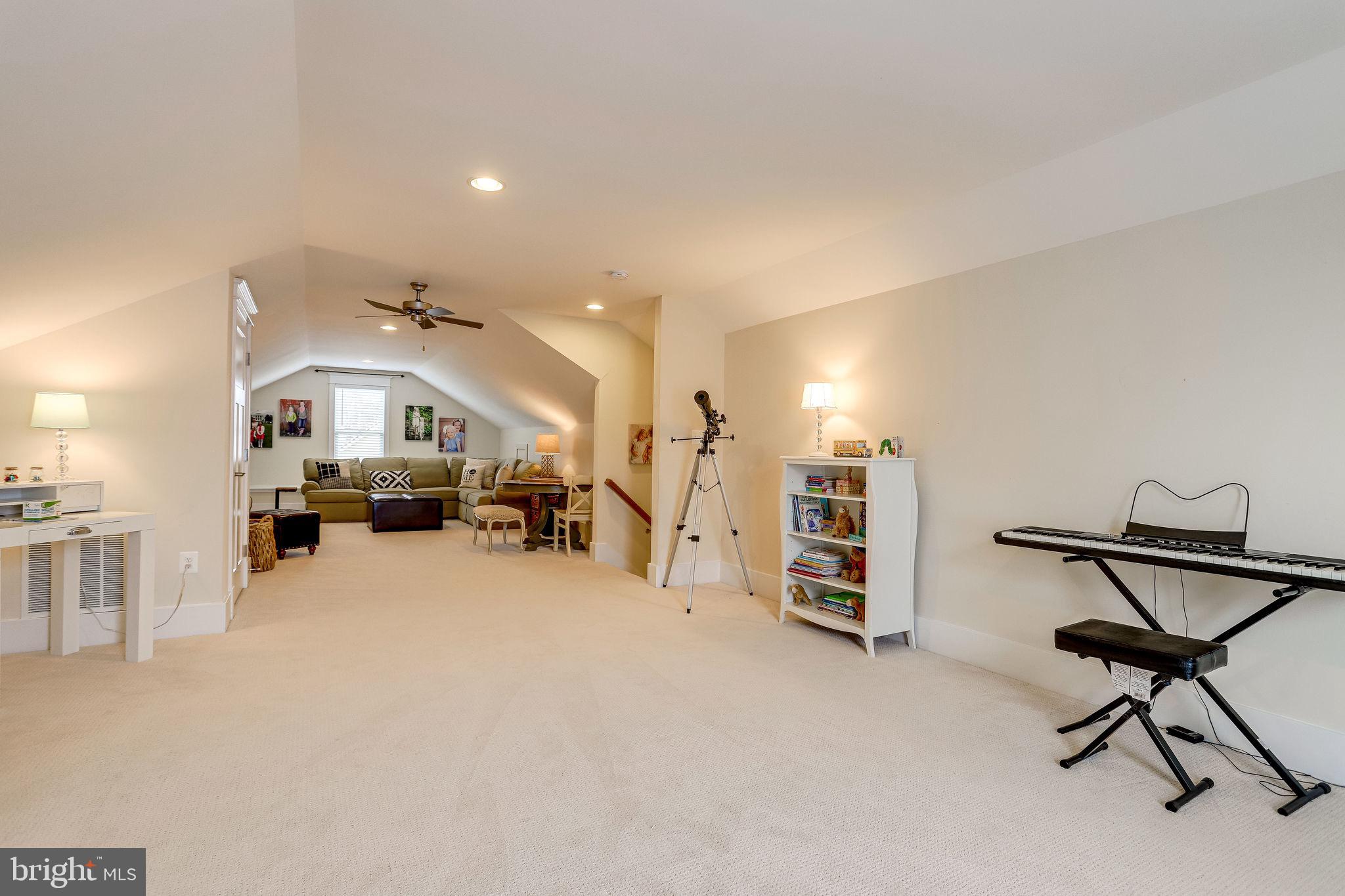 THE WILLIAMSBURG - Residential