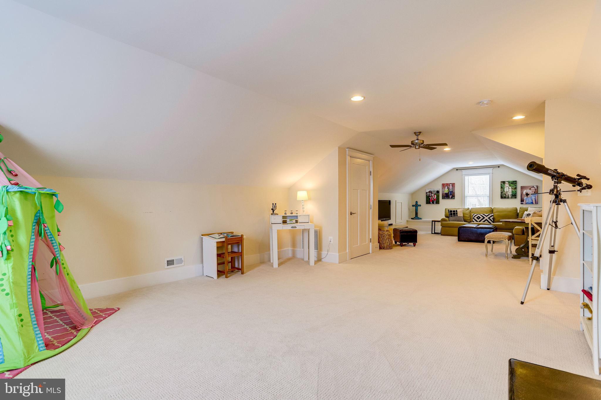 THE WILLIAMSBURG - Residential