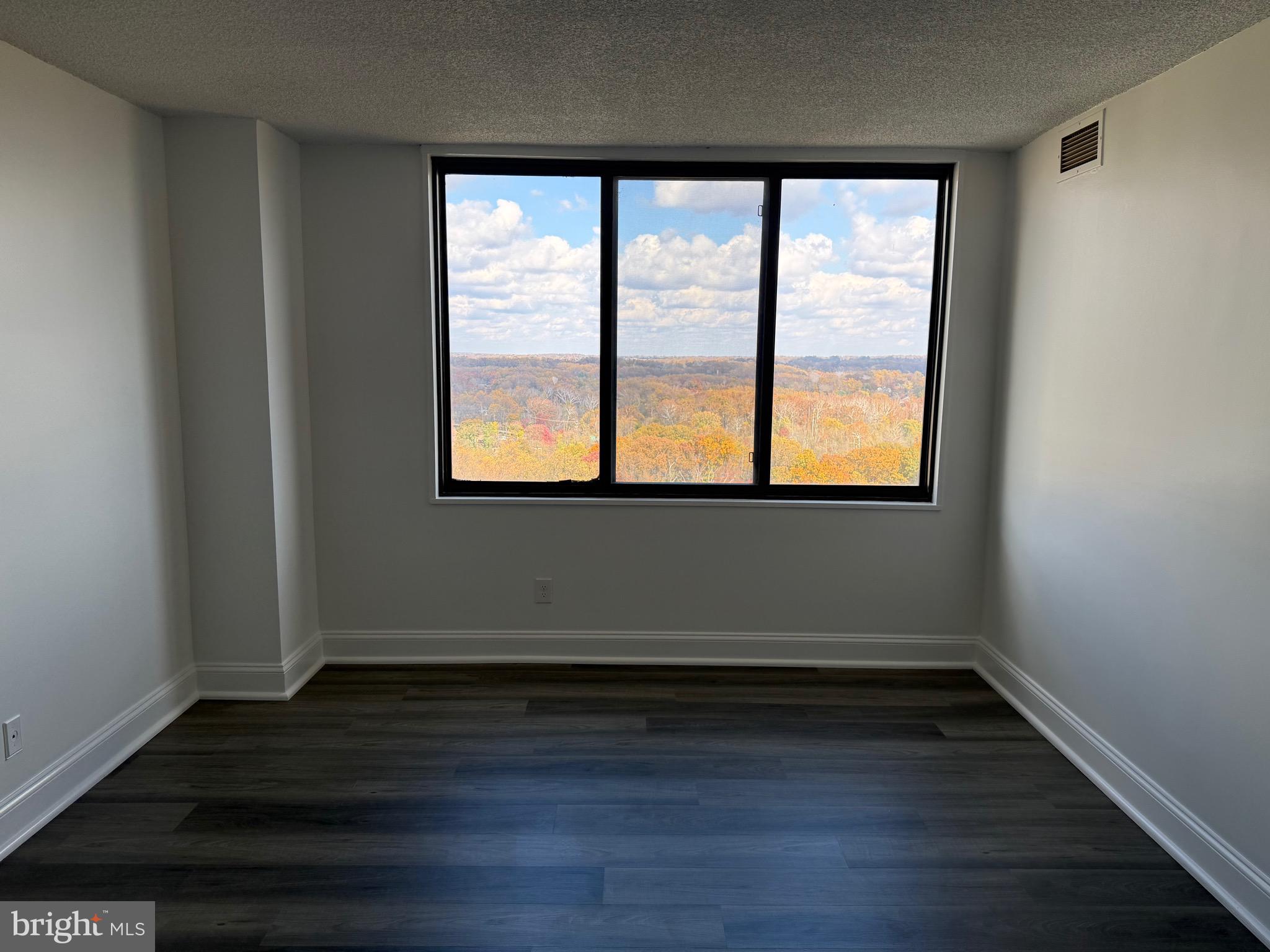 PROMENADE TOWERS - Residential Lease