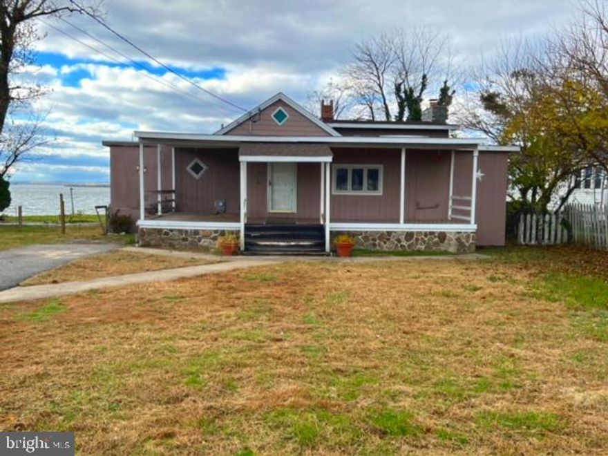 CHANCE OF A LIFETIME TO BUY IN A WATER ORIENTED COMMUNITY * SINGLE FAMILY HOME, LARGE LOT * DESIRABLE WATER FRONT PROPERTY IN FORT HOWARD * BEING SOLD AS IS * CASH/CONVENTIONAL/PRIVATE FUNDING/203K * WATER FRONT HOMES IN THE AREA OF EDGEMERE/SPARROWS POINT/FORT HOWARD SELL BETWEEN $400k TO $900k *