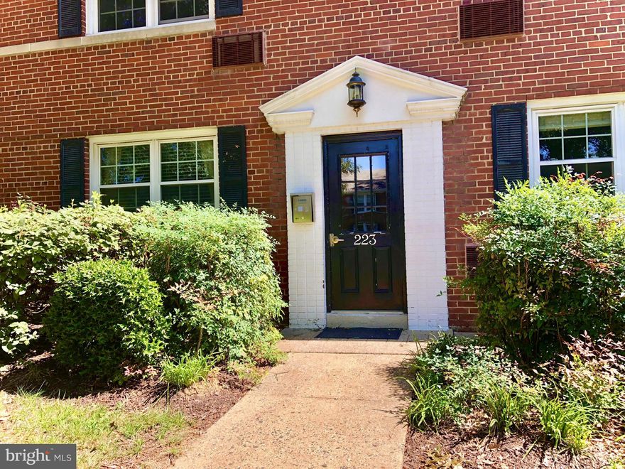 Well maintained condo studio unit in a great location, 1 mile from the Ballston Metro and steps from the bus stop. Ideal commuter location. Minutes to 395, 50, DC, National Airport, Alexandria, Shirlington, Clarendon & Pentagon. Trash & Water INCLUDED! Tenant pays electricity. Recently updated bathroom with walk in shower. Full kitchen with dishwasher and microwave. Water and heating utility costs included with rent. Plenty of parking in the development, including private lot for community -Arlington Oaks community fitness center/gym -Community laundry room close to the unit Currently Tenant Occupied. Available October 7th. Schedule a showing!