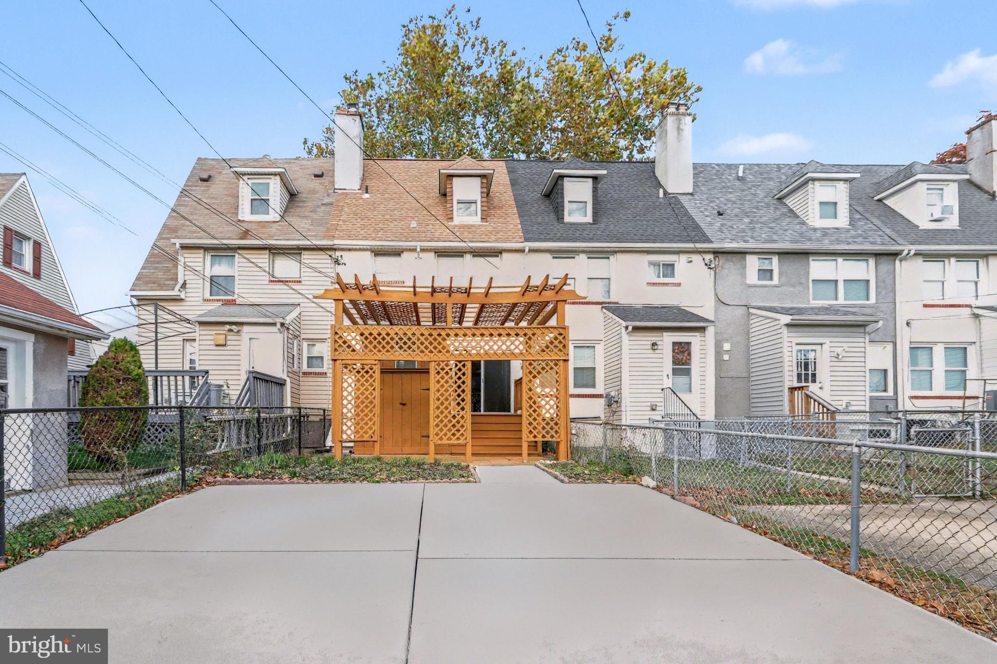 DUNDALK MANOR - Residential