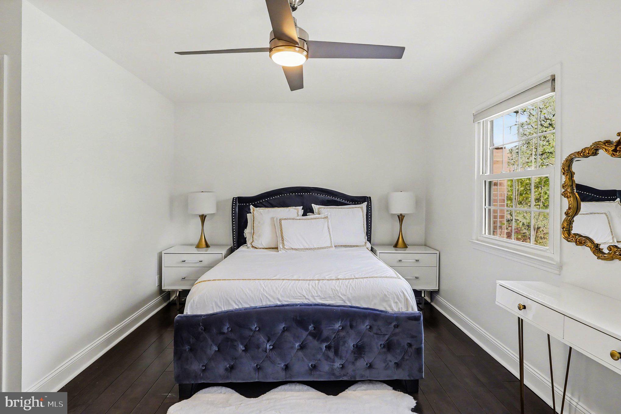 LONDON TOWNE - Residential