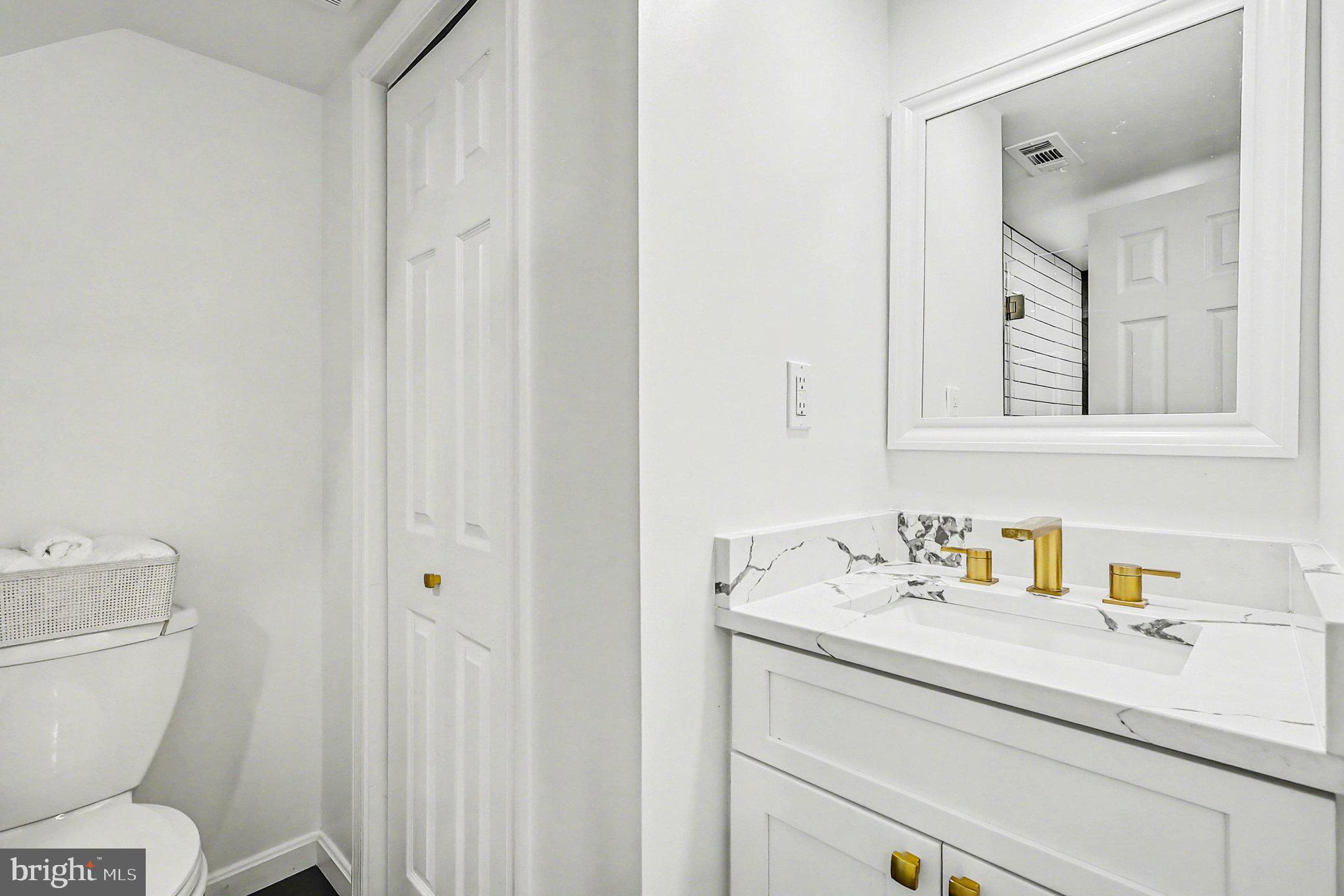 LONDON TOWNE - Residential