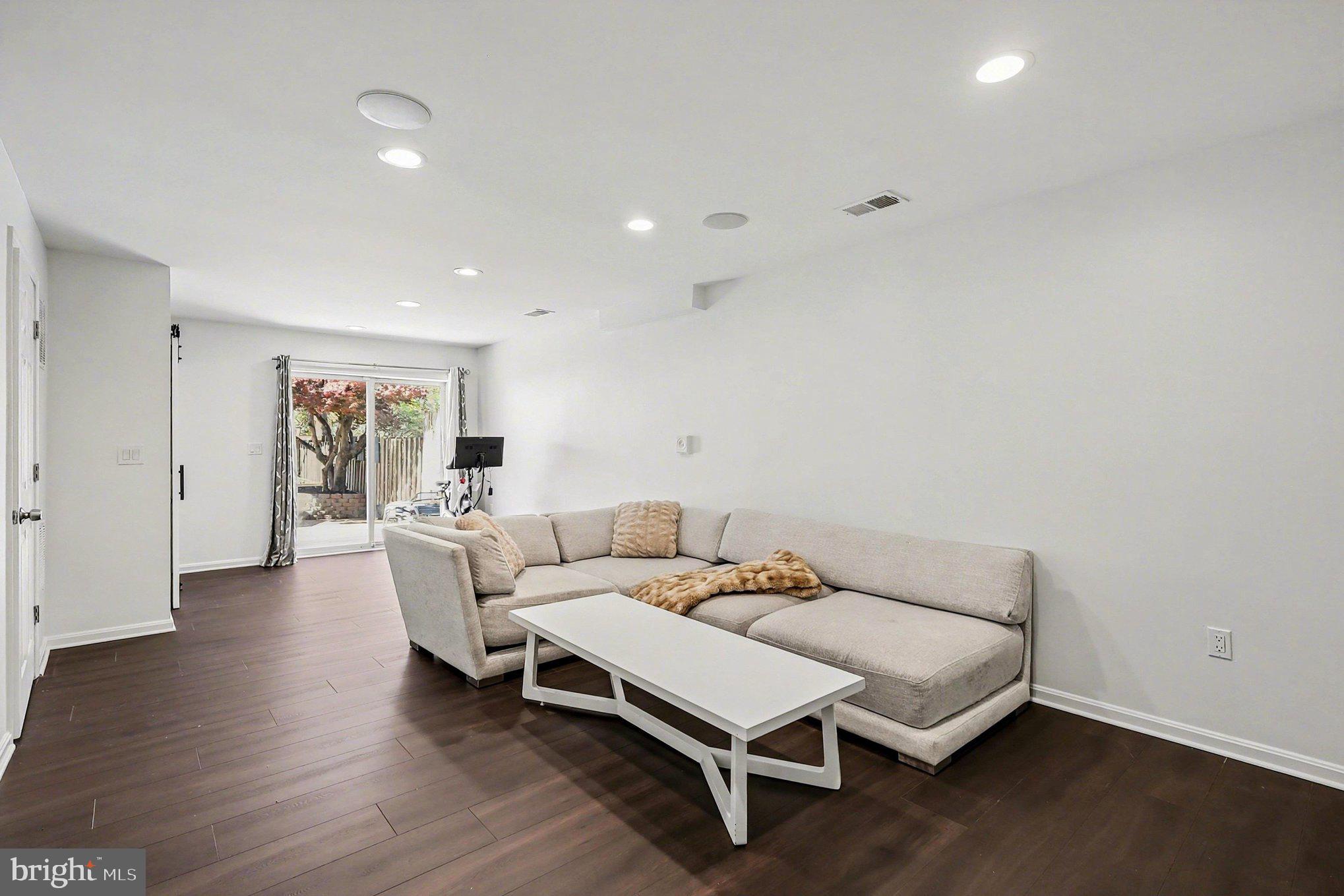 LONDON TOWNE - Residential