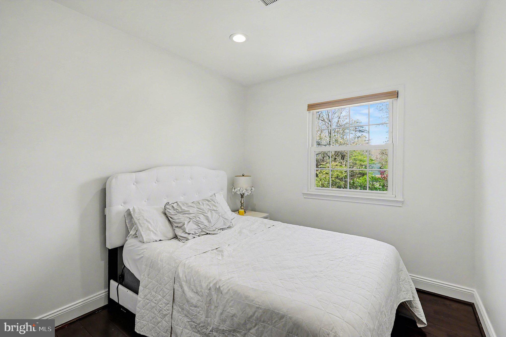 LONDON TOWNE - Residential