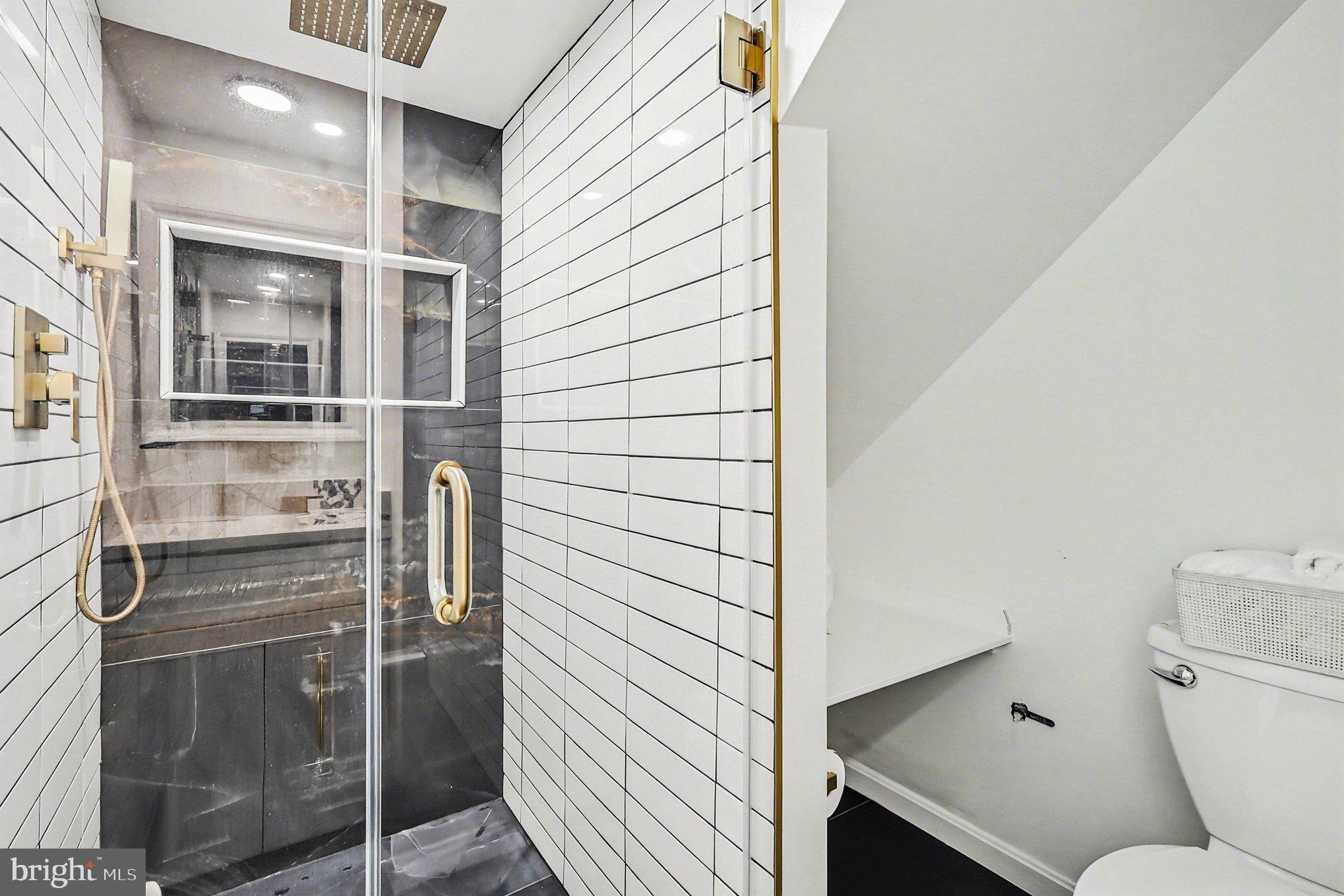 LONDON TOWNE - Residential