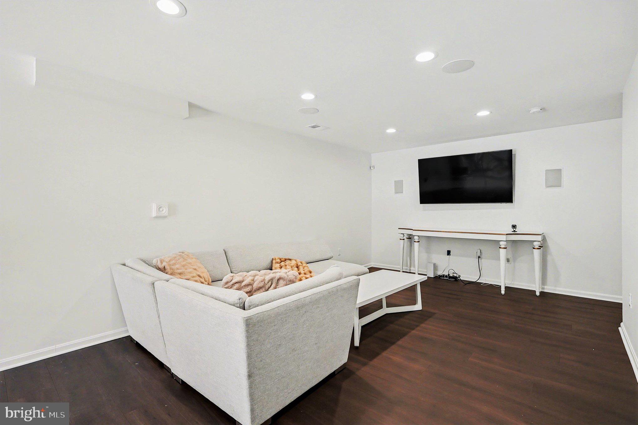 LONDON TOWNE - Residential