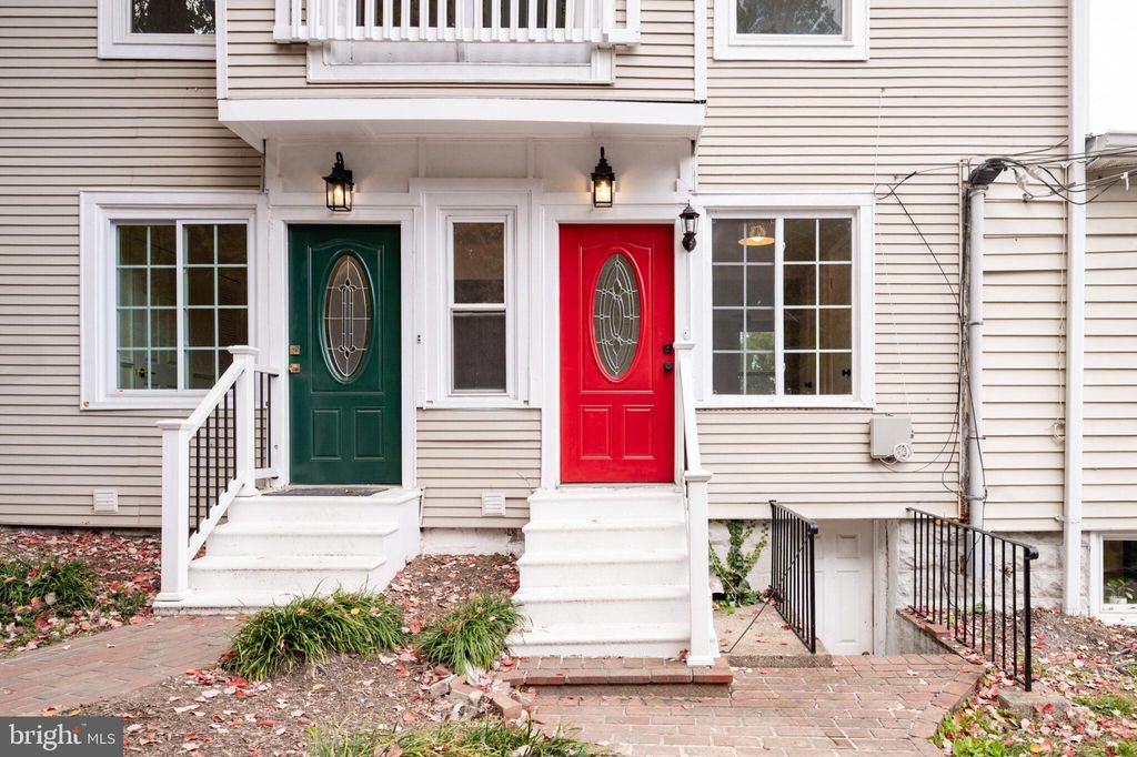 Photo of 3305 17th Street N #B, ARLINGTON, VA 22201 (MLS # VAAR2065426)
