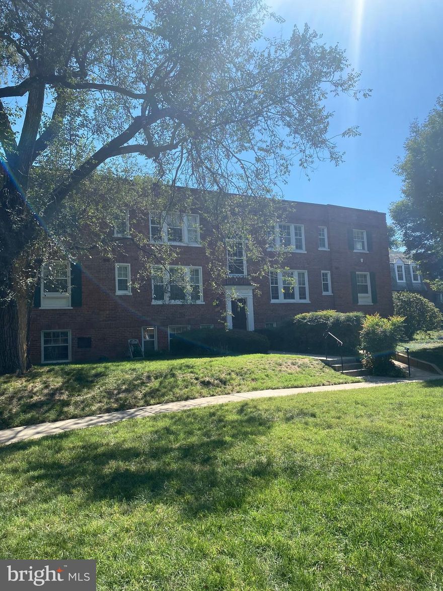 Spacious, sun-filled top floor 1 bedroom and 1 bath condo with updated kitchen cabinets, counter, appliances and flooring. Updated bathroom vanity. The condo has nice courtyard views and easy access to major roads, Rosslyn & Courthouse Metro stations. The community is close to shopping, restaurants, entertainment, DC & Airport. Common laundry in building.