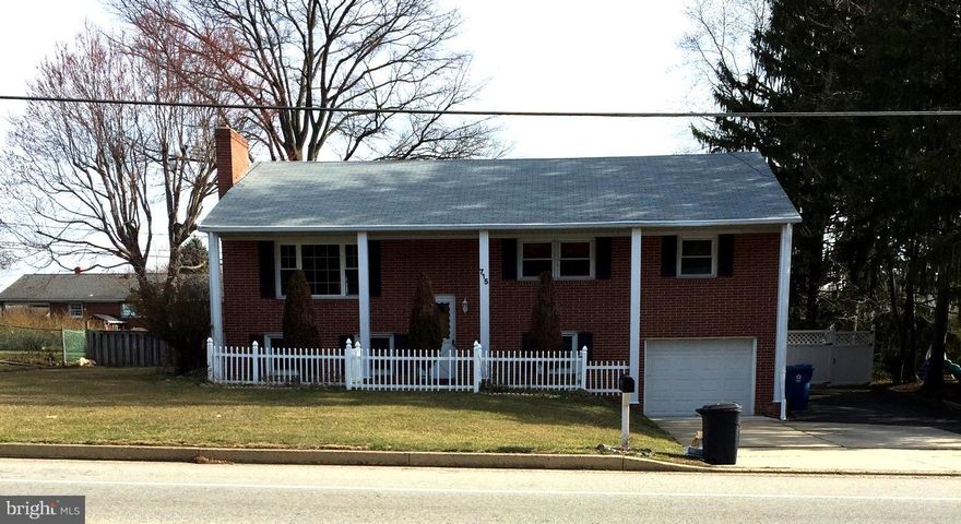 SPACIOUS SPLIT FOYER WITH NEW PAINT, NEW KITCHEN COUNTERTOP, WOOD FLOORS, 4 LG BDRMS/2 UPDATED BATHS. OPEN LL  W/FAMILY RM WITH HANDSOME F/P, WET BAR, BDRM, BATH, EXIT. HUGE DECK AND  LEVEL FENCED YARD. HARD TO FIND X-LONG GARAGE TO FIT YOUR TRUCK. GAS HT/CENTRAL AIR/CEILING FANS.  OVERSIZED DRIVEWAY. SF Home at TH Price.