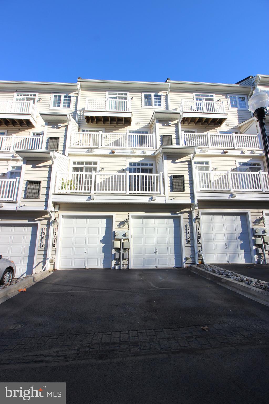 BUCKINGHAM STATION - Residential Lease