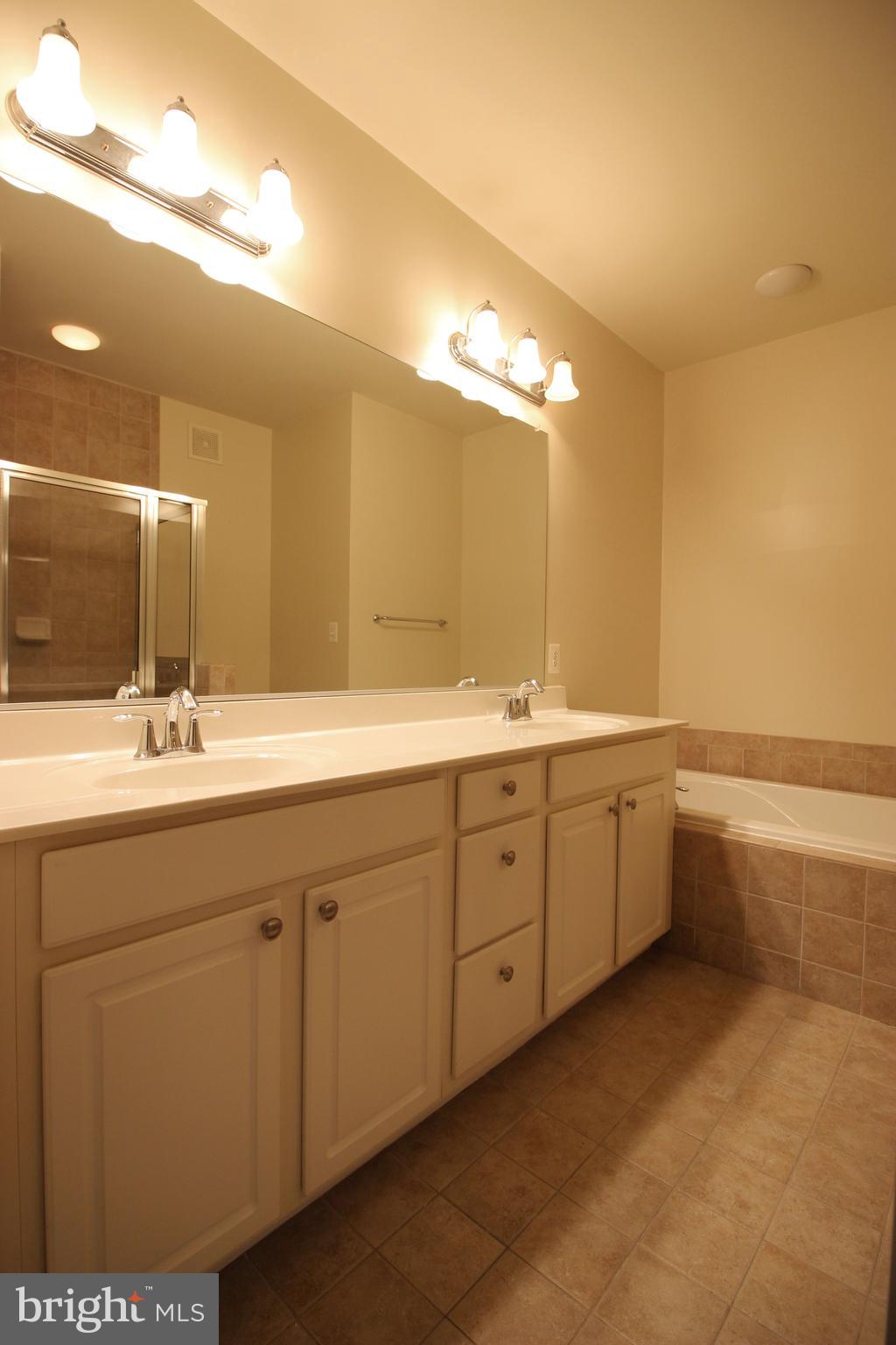 BUCKINGHAM STATION - Residential Lease