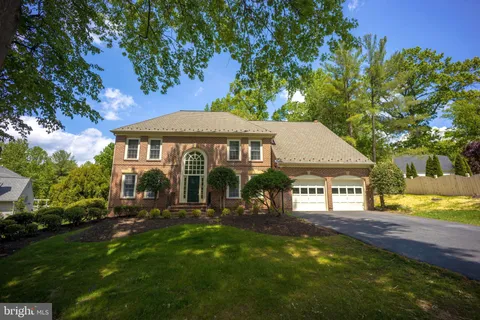 11102 Bowen Avenue, Great Falls, VA MLS: VAFX2234982
