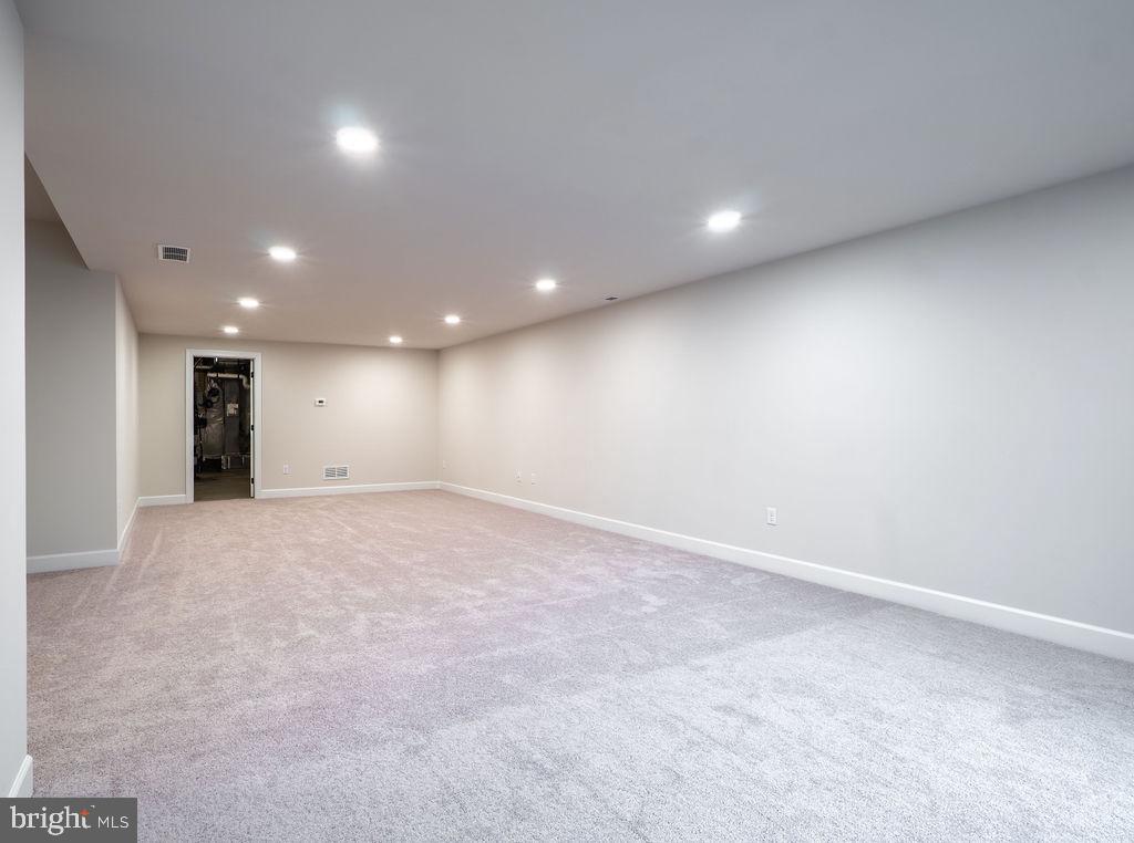 Look no further! This hard-to-find build-to-suite new construction luc – image 47