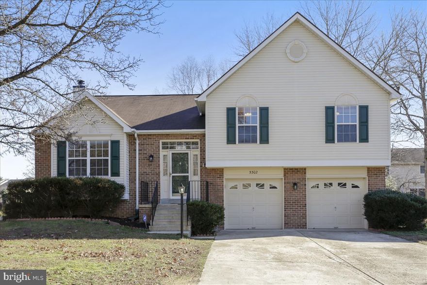 This lovely home welcomes you upon entry to a soaring vaulted ceiling in the formal living room and a stairway leading up to a magnificent  kitchen area that is totally updated and beautifully done.  Gleaming hardwood flooring and an open floorplan makes this home perfect for entertaining .  An absolute gourmet's delight is this  beautiful new kitchen.   You will enjoy cabinets that offer soft close drawers, a full sized center island with bar stools , plenty of room for an oversized dining table and french doors leading to a huge balcony level sun deck that is perfect for that morning cup of coffee or a relaxing evening adult beverage.  Three generous sized bedrooms on the upper level.  Master suite has a walk in closet and a super bath.  Lower level offers a suite sized family room that could easily be used as guest quarters for visiting company since there is also a full bath on that level and walk out doors to the backyard...or this room could be used for a much sought after theater and game room.  Lower level also offers an extra room adjacent to the garage which would be perfect for a workout room or an office/studio.  You must see to believe what a super value this home is.  For your entertainment, there is a lake at the end of Flagfish Court with a hiking path around it and two lighted fountains that are majestic to watch.  The community pool is within walking distance and there are a number of  hiking /biking trails thoughout the neighborhood.  Call today for your appointment to see this perfect home!