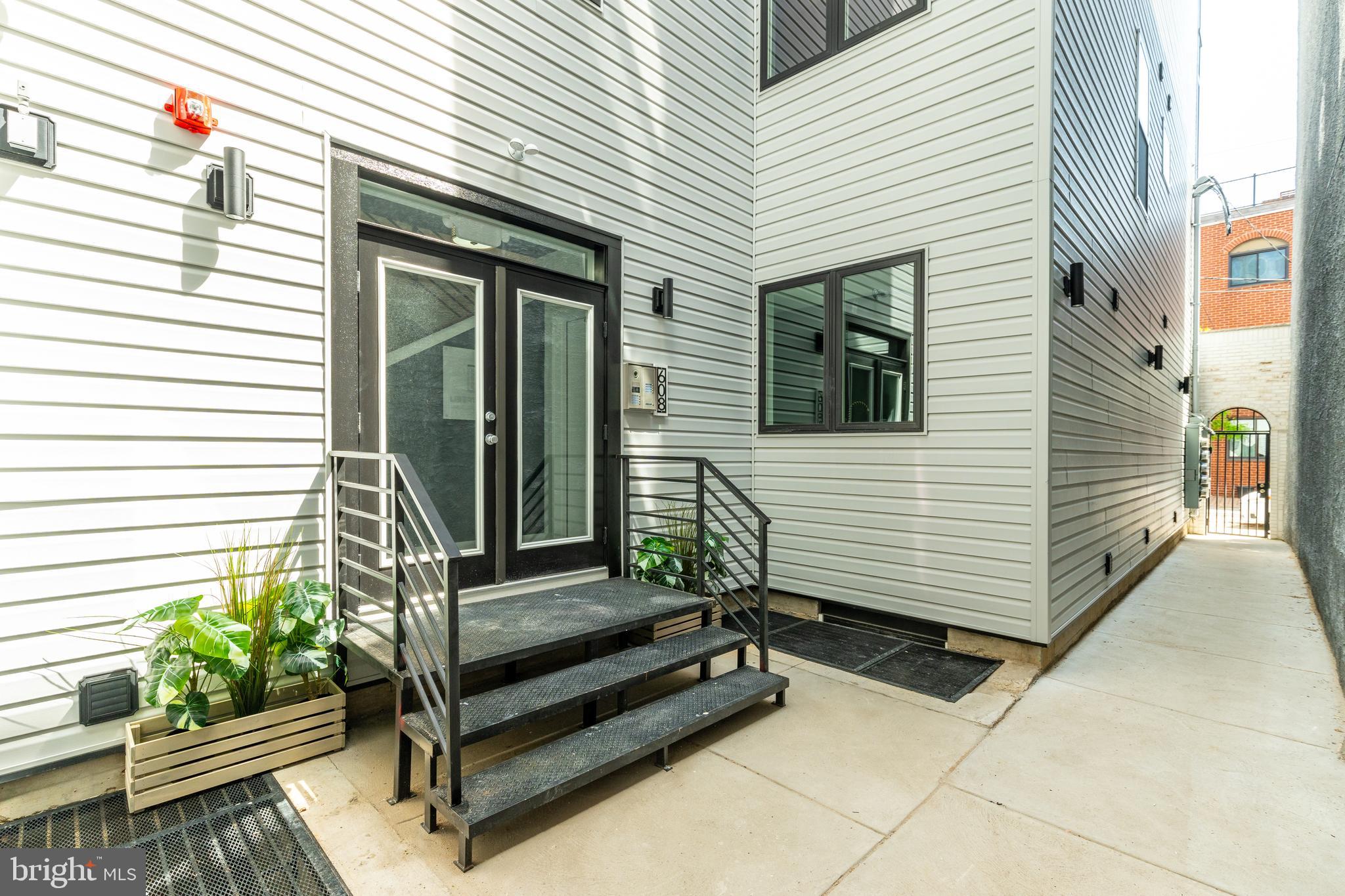 QUEEN VILLAGE - Residential Lease