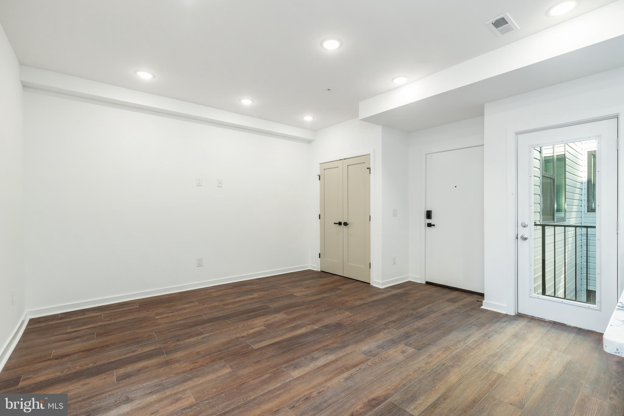 QUEEN VILLAGE - Residential Lease