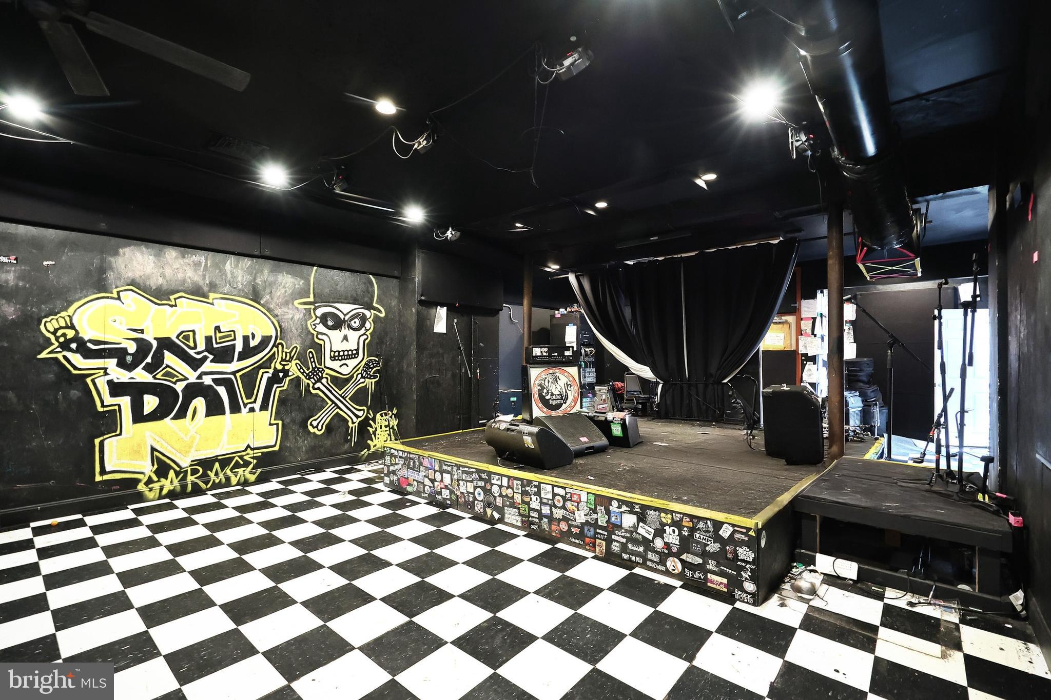 YORK CITY - Commercial Sale